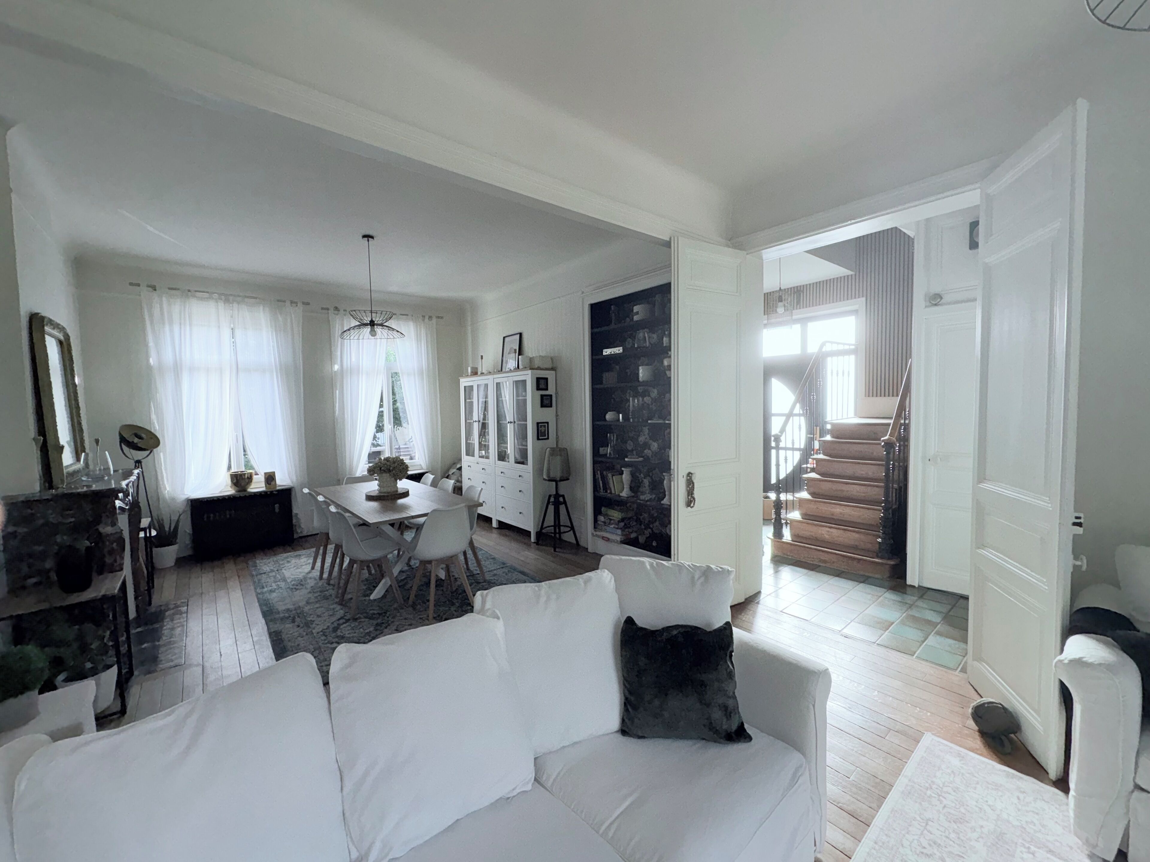 Een televisie en een open haard