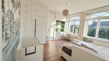 4 bedrooms, iron/ironing board, WiFi, bed sheets