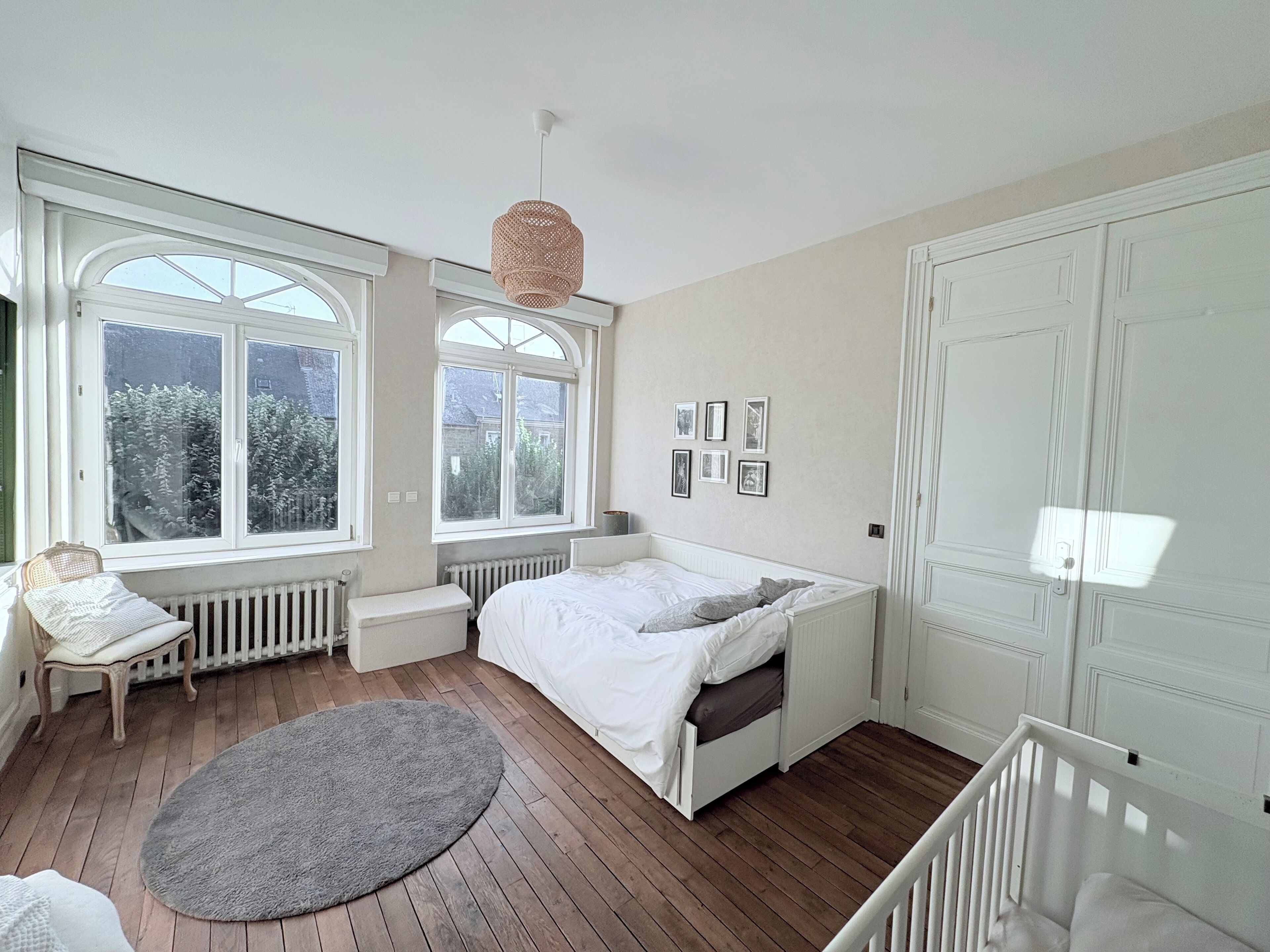 4 slaapkamers, een bureau, een strijkplank/strijkijzer, wifi