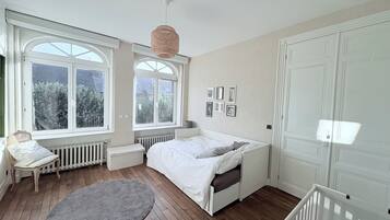 4 slaapkamers, een bureau, een strijkplank/strijkijzer, wifi