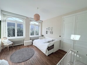 4 habitaciones, escritorio, tabla de planchar con plancha y wifi 