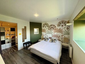 4 bedrooms, desk, iron/ironing board, WiFi