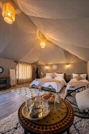 Desk, bed sheets - Sultana merzouga camp (Merzouga)