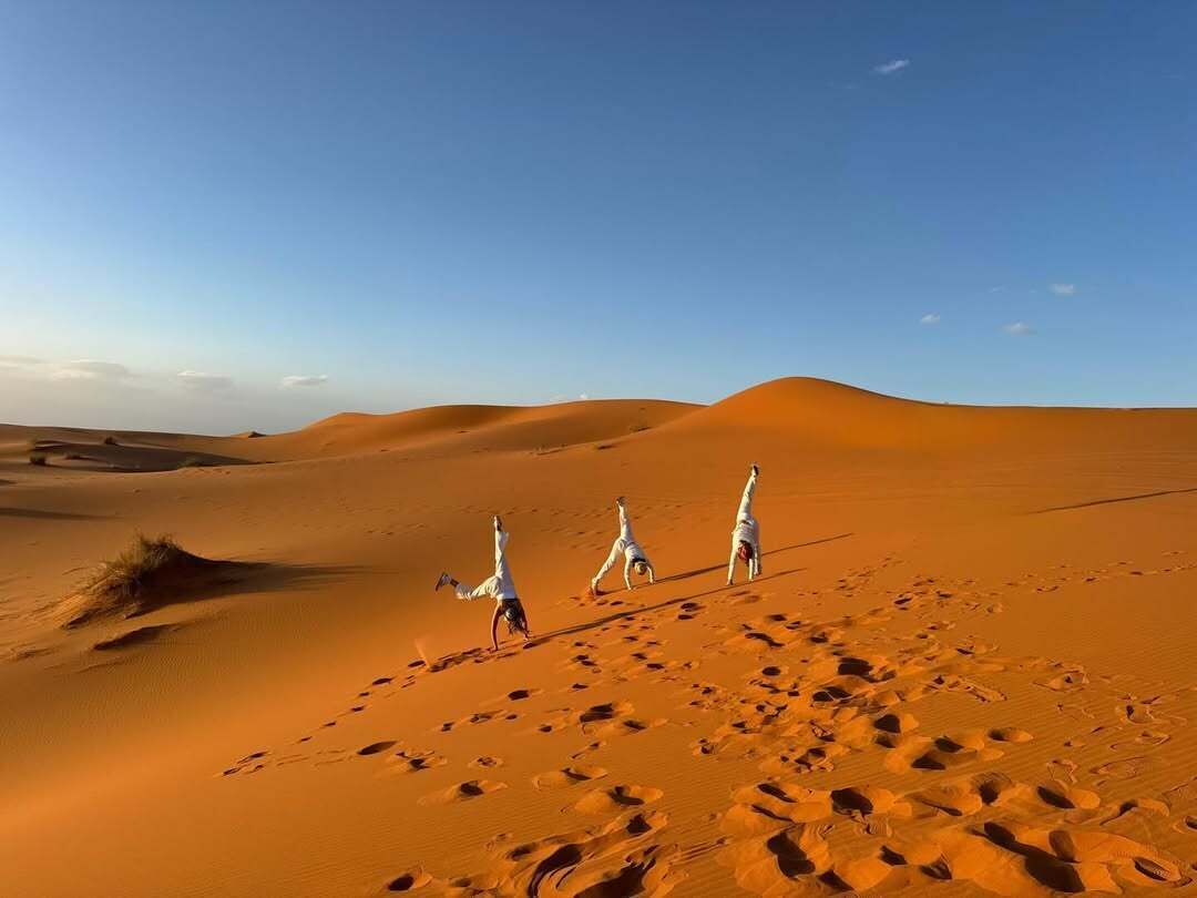 Paisaje desértico con dunas de arena y huellas.