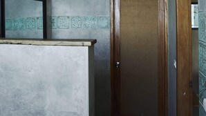 A bathroom with a wooden door, a mirror, and a tiled backsplash. - w Trendy 1BR w Pool in M Ncora (Máncora)