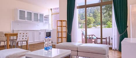 Suite estándar, vistas a la ciudad | Caja fuerte, espacio para trabajar con un portátil, cortinas opacas