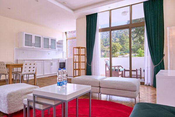 Suite Standard, vista città | Una cassaforte in camera, postazione laptop, tende oscuranti