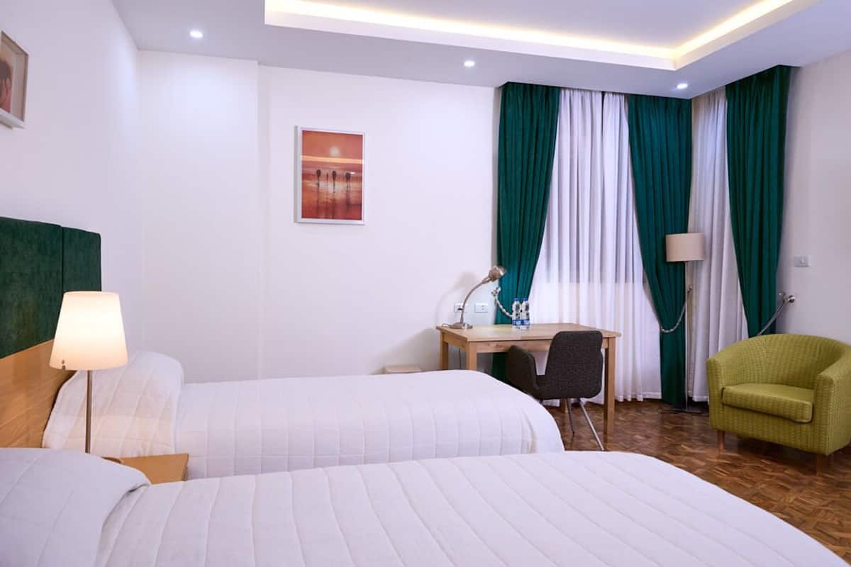 Standard Twin Room, Balcony, Mountain View | Peti besi dalam bilik, ruang kerja komputer riba