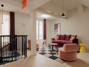 Apartamento presidencial, vistas a la ciudad | Zona de estar | Una televisión de pantalla plana, Netflix, servicios de streaming