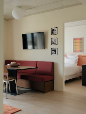 Appartement Premium | Coin séjour | Télévision à écran plat de 50 pouces avec chaînes par satellite, Netflix
