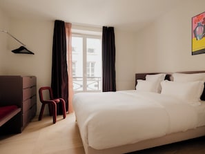 고급 침구, 메모리폼 침대, 책상, 노트북 작업 공간