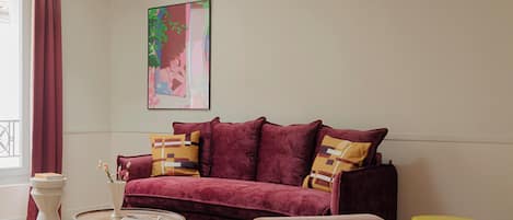 شقة رئاسية - منظر للمدينة | منطقة المعيشة | تلفزيون بشاشة مسطحة بحجم 50-بوصة يعرض قنوات فضائية، برامج وأفلام نتفليكس