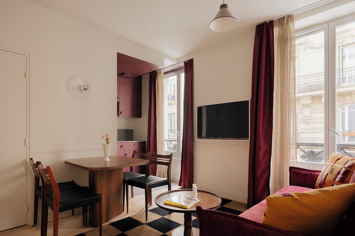 Appartement Confort | Coin séjour | Télévision à écran plat de 50 pouces avec chaînes par satellite, Netflix