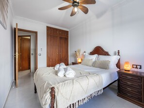 4 bedrooms, iron/ironing board, WiFi, bed sheets