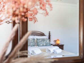 4 habitaciones, tabla de planchar con plancha, wifi y ropa de cama 