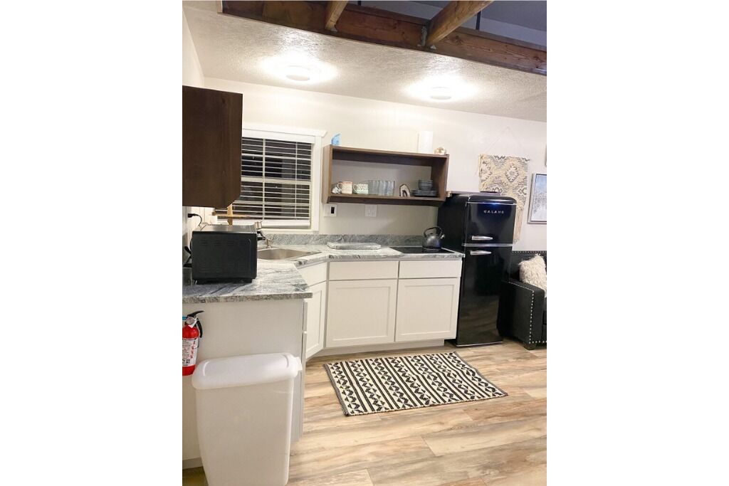 Geladeira, micro-ondas, cooktop, cafeteira/chaleira