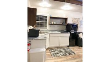 Een koelkast, een microgolfoven, een kookplaat