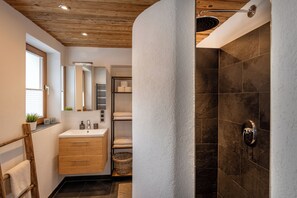 Dusche, kostenlose Toilettenartikel, Haartrockner, Seife