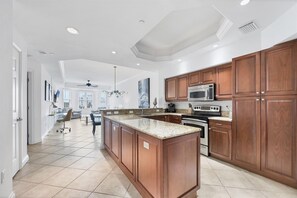 Mikrobølgeovn, ovn, kokeplater og oppvaskmaskin