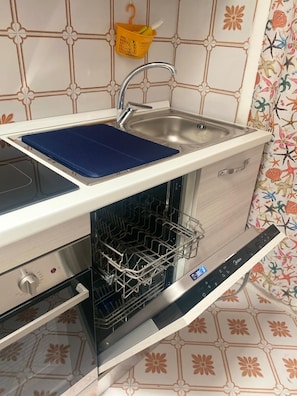 冷蔵庫、オーブン、コンロ、食器洗い機