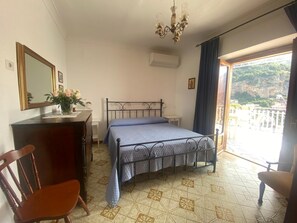 1 habitación, tabla de planchar con plancha, wifi gratis y ropa de cama 