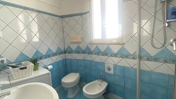 Secadora de cabello, toallas, jabón, papel de baño