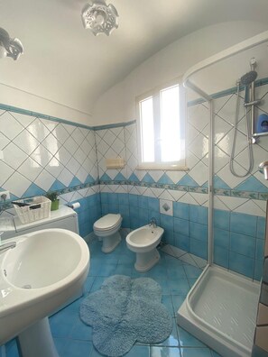 Haartrockner, Handtücher, Seife, Toilettenpapier