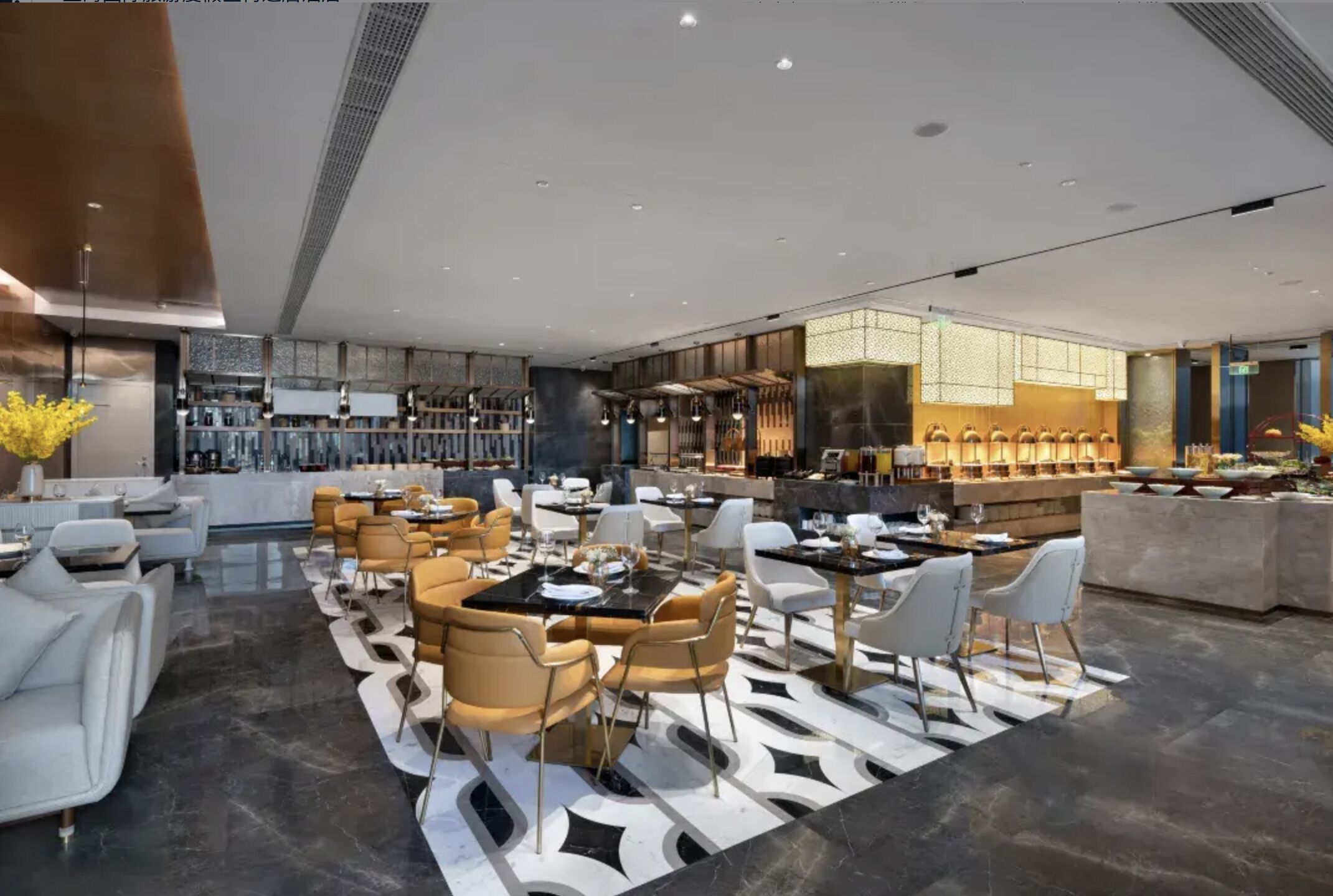 Un hall d’hôtel moderne doté d’un bar, de différents espaces aménagés pour s’asseoir et d’un sol ciré.