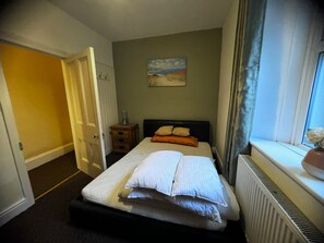Apartment | 1 bedroom, laptop workspace, iron/ironing board, bed sheets