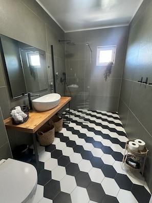 Douche, sèche-cheveux, serviettes fournies, savon