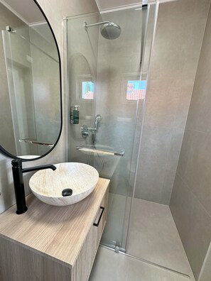 Suihku, hiustenkuivaaja, pyyhkeet, saippua