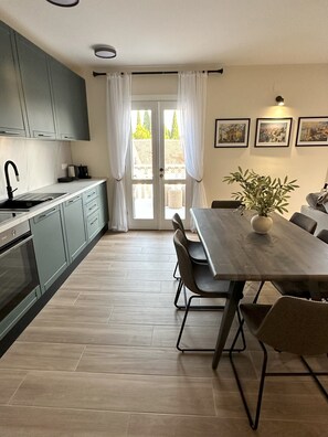 Køleskab, ovn, kogeplade, opvaskemaskine