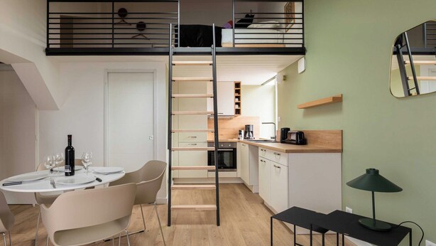 A modern apartment with a loft bedroom, kitchen, dining area, and a small workspace. - Dify Sunny - 10 Min Centre de Lyon (Villeurbanne)