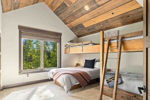 5 bedrooms, desk, iron/ironing board, free WiFi