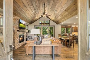 Téléviseur connecté, foyer, jeux vidéo, table de ping-pong