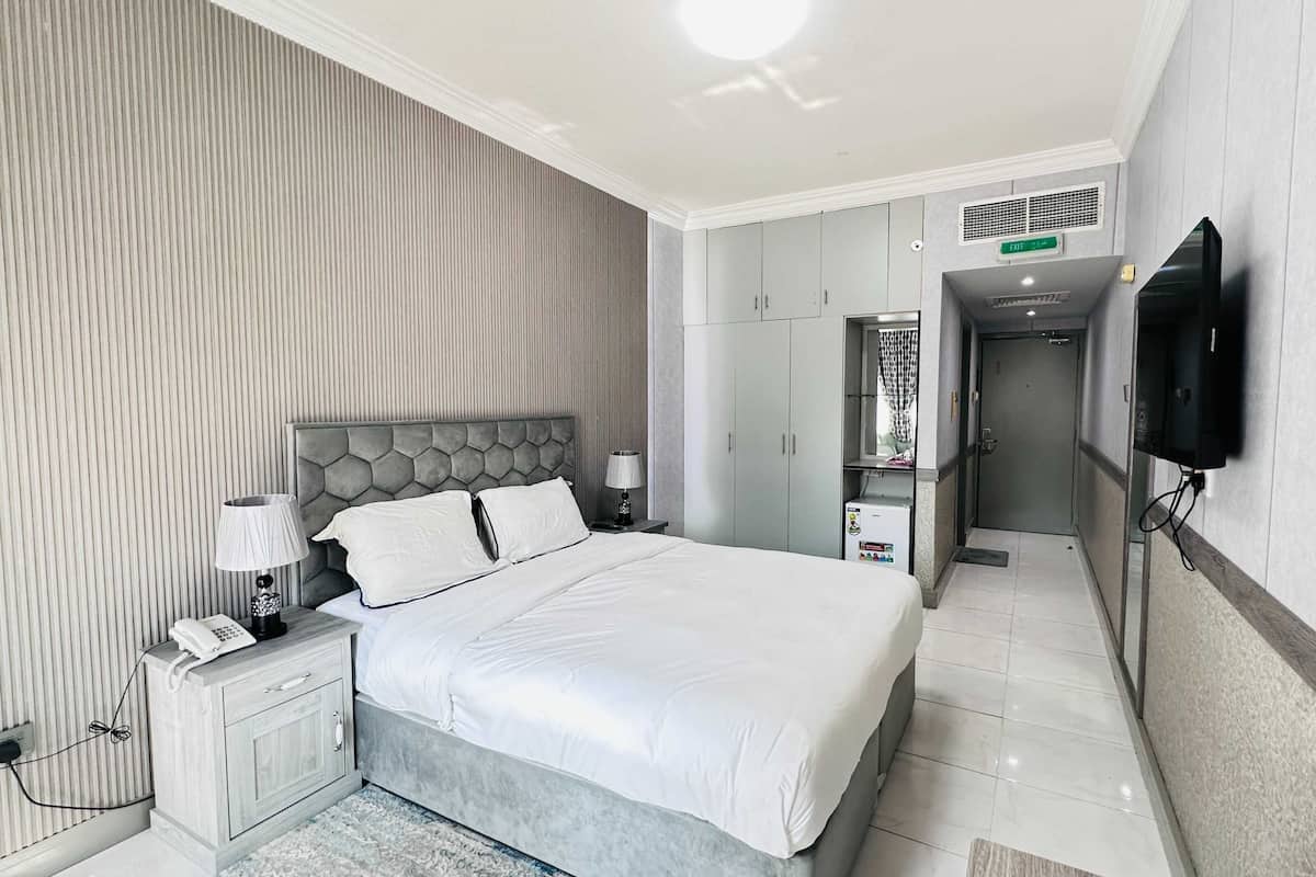 Doppia Deluxe, 1 letto king | Biancheria da letto di alta qualità, Wi-Fi gratuito, lenzuola