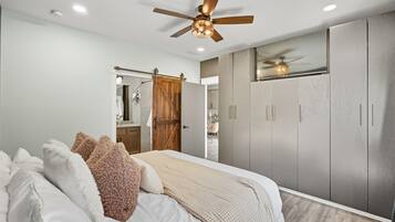 3 Schlafzimmer, Schreibtisch, Bügeleisen/Bügelbrett, Reisekinderbett