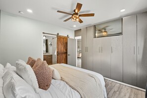 3 habitaciones, escritorio y tabla de planchar con plancha