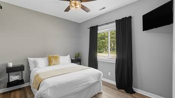 3 quartos, escrivaninha, ferros/tábuas de passar roupa, berço de viagem