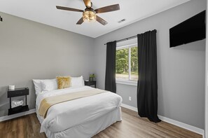 3 bedrooms, desk, iron/ironing board, travel crib