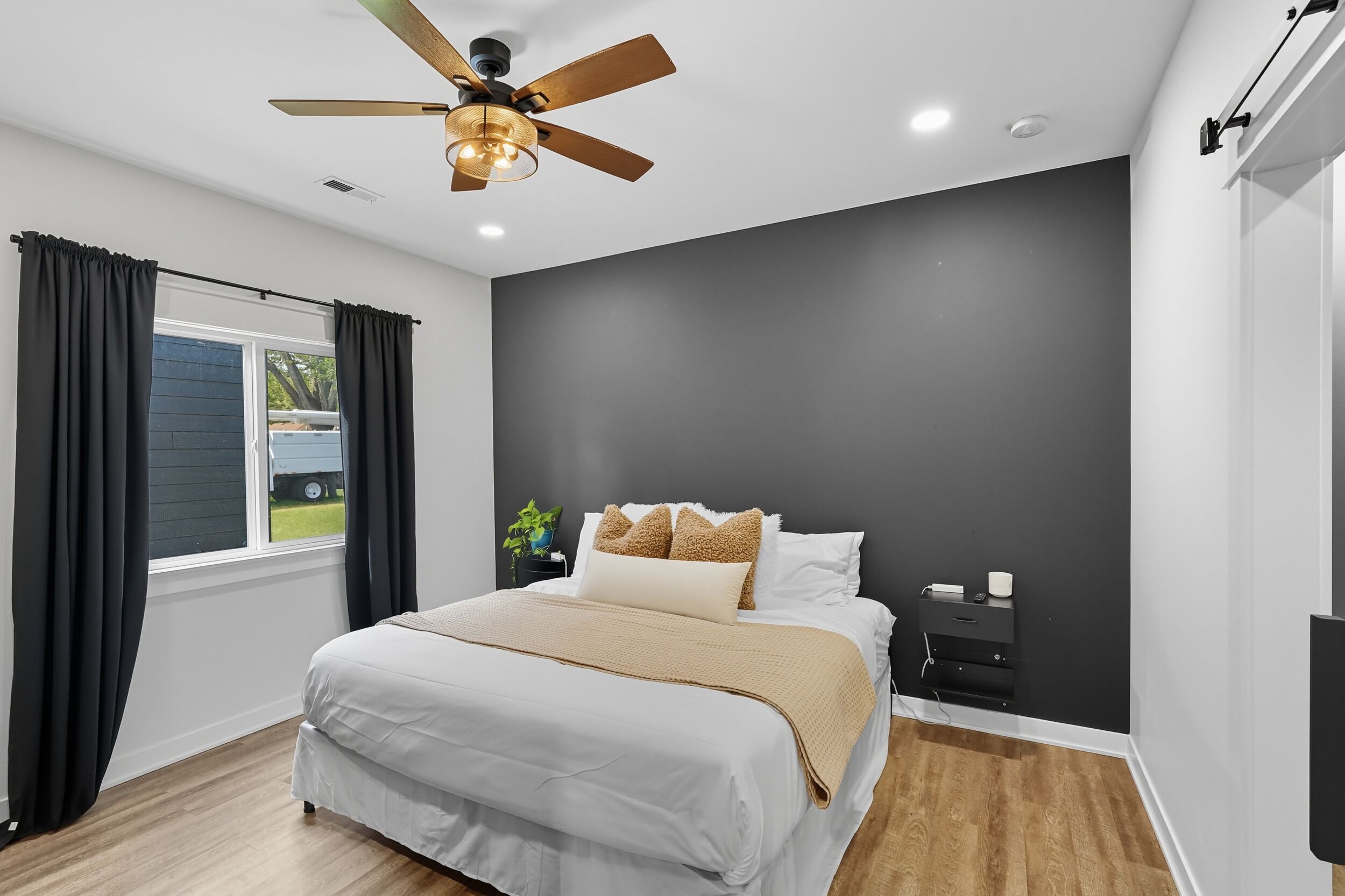 3 chambres, bureau, fer et planche à repasser, lit parapluie