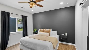 3 habitaciones, escritorio y tabla de planchar con plancha