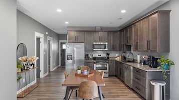 Refrigerador, microondas, horno y parrilla de estufa