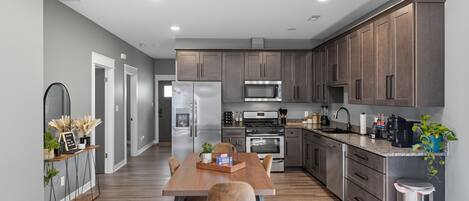 Een koelkast, een microgolfoven, een oven, een kookplaat