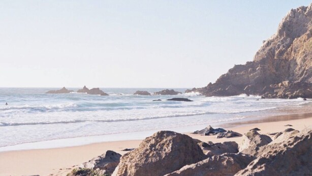 A beach with rocky terrain and waves. - Sintra Farm Villa Guest House (Sintra)