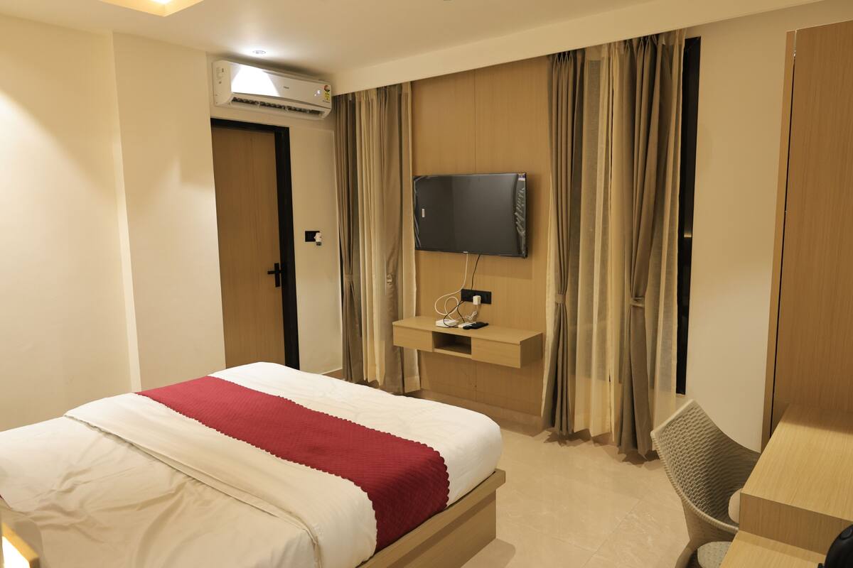 Deluxe Room, City View | Desk, laptop workspace, free WiFi, wheelchair access