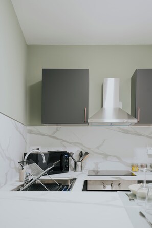 Réfrigérateur, four à micro-ondes, un four, surface de cuisson