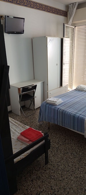 Quarto quádruplo básico | Cofres nos quartos, roupa de cama