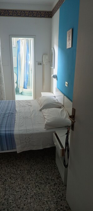 Quarto quádruplo básico | Cofres nos quartos, roupa de cama