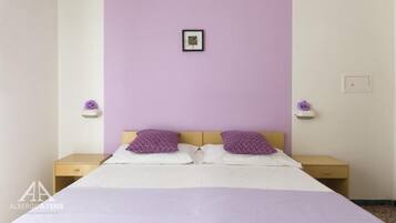 Quarto casal básico | Cofres nos quartos, roupa de cama